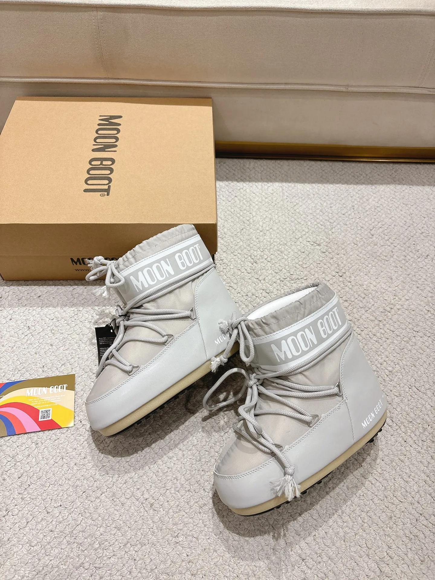 P640 Moon Boot 2025 vs. Autumn and winter popular snow boots series... [Ugly Moon Snow Boots] Forget UGG, fashionable people are wearing Moon Boot snow boots. If you find it difficult to accept the revival of UGG, then there is now a more alternative snow boot that is back, with an inner diameter of 4 cm. That is the Moon Boot. It was already very popular in the millennium. Back then, Paris Hilton and Victoria Beckham Celebrities often wear it, and now the Y2K trend is popular again. The same style is worn by young people in QQ shows, and the ugly snow boots that are shown in thousands of people have become popular again, regardless of men and women. They look slim but warm and easy to wear... ❶Fabric: Original custom/cowhide/woven wool/high mercerized waterproof cloth ❷Inner: original 100% silk cotton liner ❸foot: original 100% silk cotton liner ❹ Outsole: Original molded two-color non-slip outsole ❺ Sole thickness: 4cm (including **) ❻ Code number: 35/38; 39/41; ❼ Packaging: Original full set of packaging ☀ Color: Official website updated simultaneously